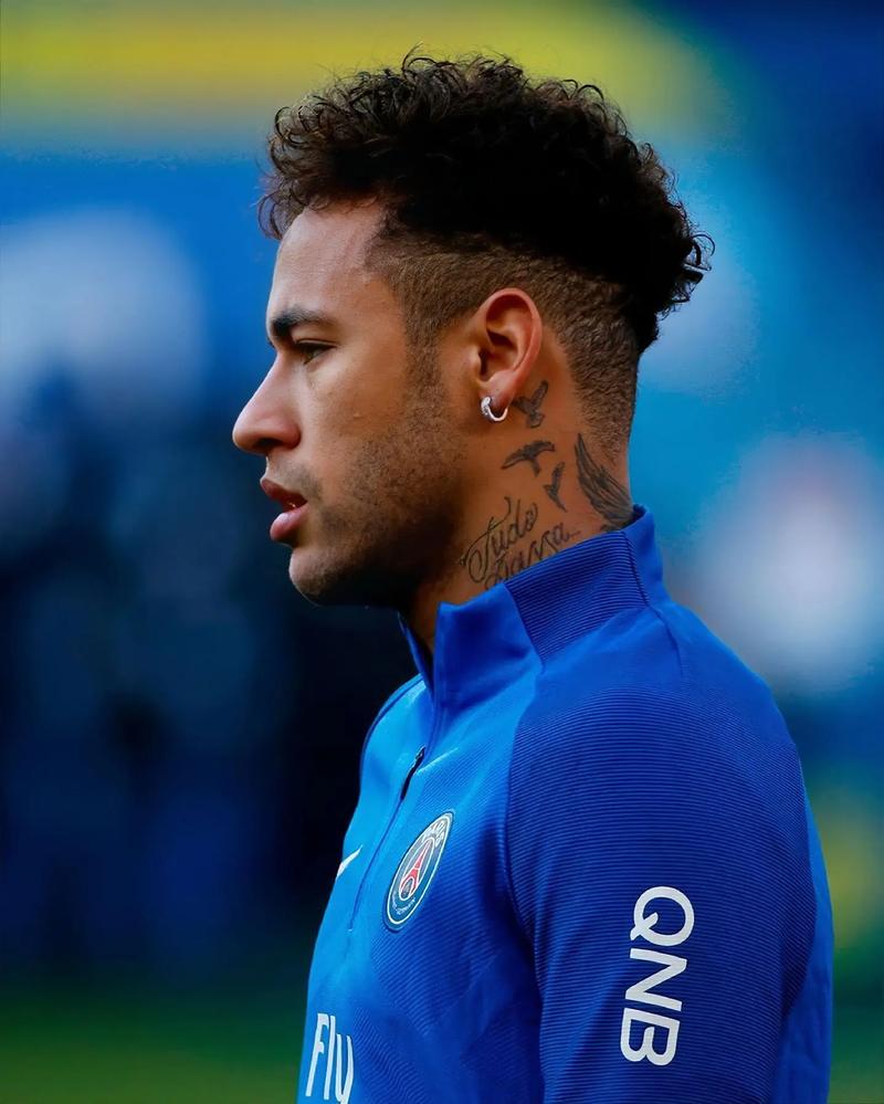 中超俱乐部欠薪问题严峻，准入审核难度大，职业化进程仍不完善。（中超俱乐部欠薪普遍，准入门槛提升，职业化建设仍待完善）