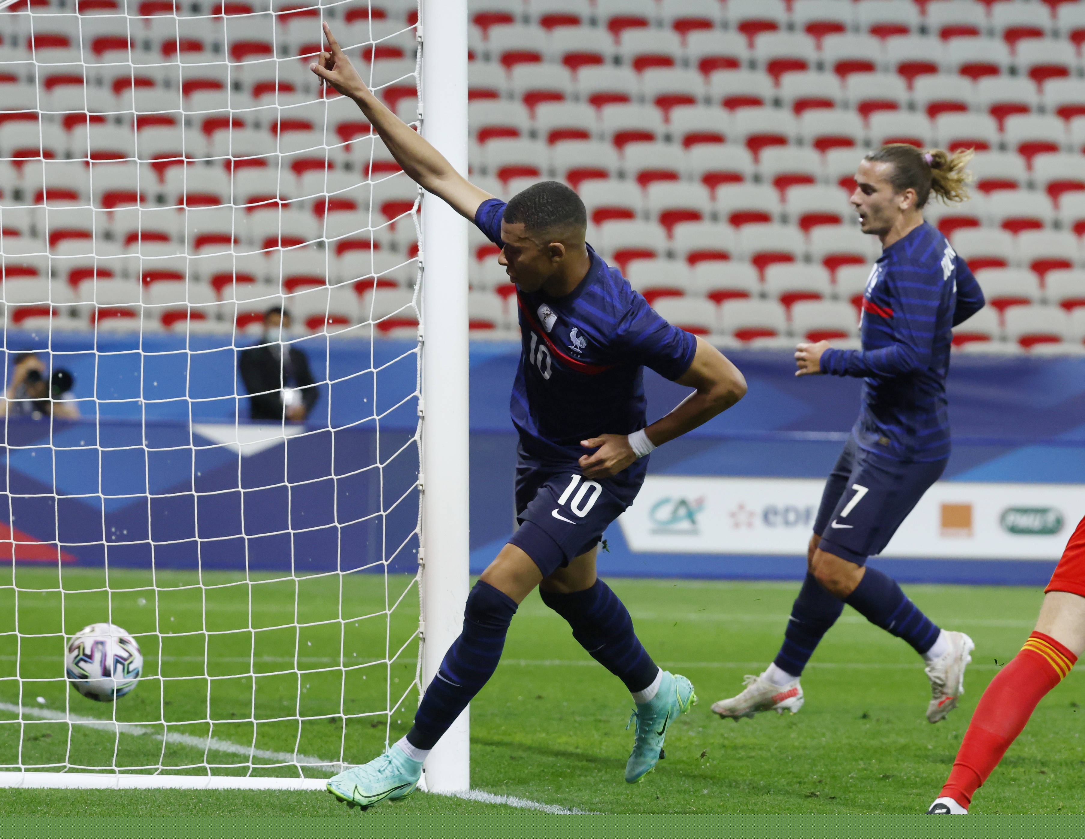 英超-水晶宫1-2曼联：你不看好他时，他雄起｜前瞻（英超前瞻：水晶宫1-2曼联，越不被看好越能爆发）