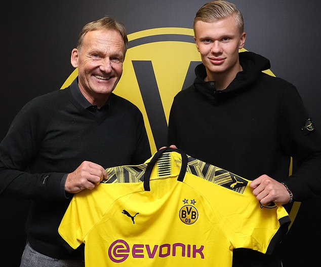 邮报：明年世界杯上下半场中段设强制补水时间，每次三分钟（邮报：明年世界杯上下半场中段将设三分钟强制饮水暂停）