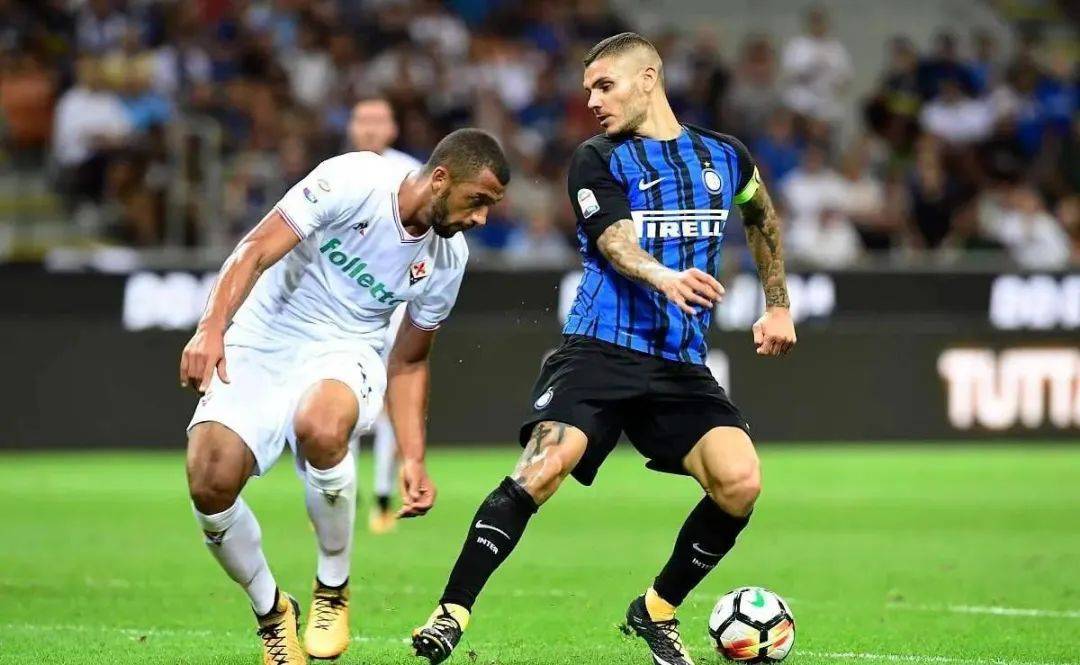 摄像机记录姆巴佩场上语言：向裁判索要解释、让贝林进行压迫（镜头捕捉姆巴佩场上交流：向裁判要解释，指挥贝林前场施压）